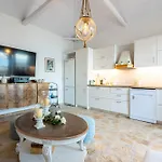 Seafront Evi's Hideaway - Cozy Nest דירה