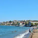 Seafront Evi's Hideaway - Cozy Nest דירה
