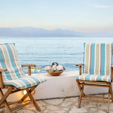 Evi's Seafront Hideaway - Cozy Nest