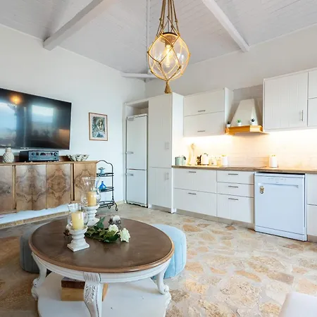 Seafront Evi's Hideaway - Cozy Nest Lejlighed
