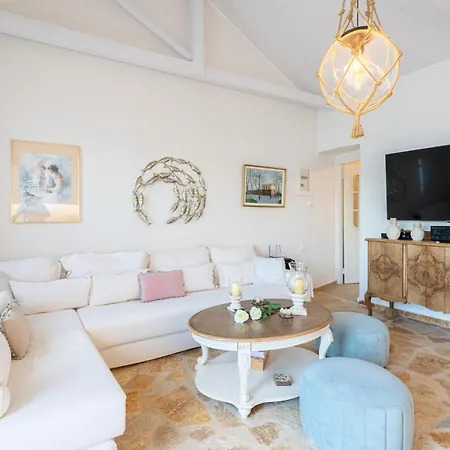 Evi's Seafront Hideaway - Cozy Nest Apartment Petalídhion