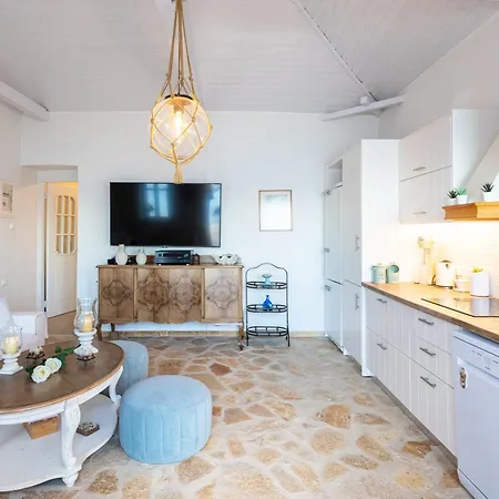 Seafront Evi's Hideaway - Cozy Nest