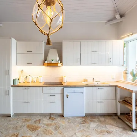 Seafront Evi's Hideaway - Cozy Nest Appartement Petalídhion