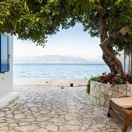 Evi's Seafront Hideaway - Cozy Nest Apartment Petalídhion