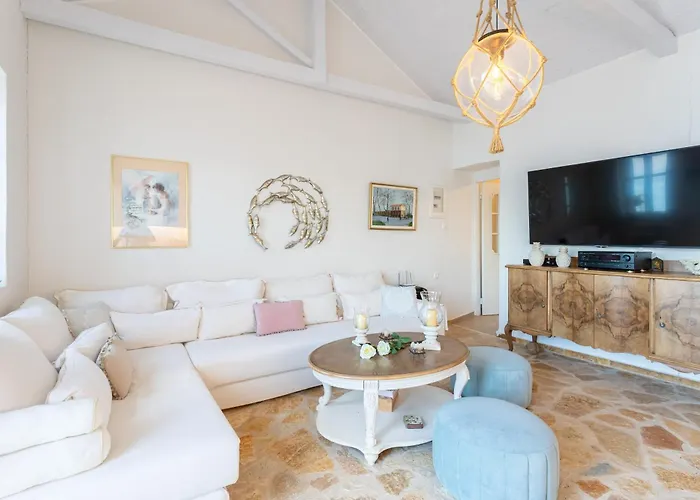 Evi's Seafront Hideaway - Cozy Nest דירה Petalídhion