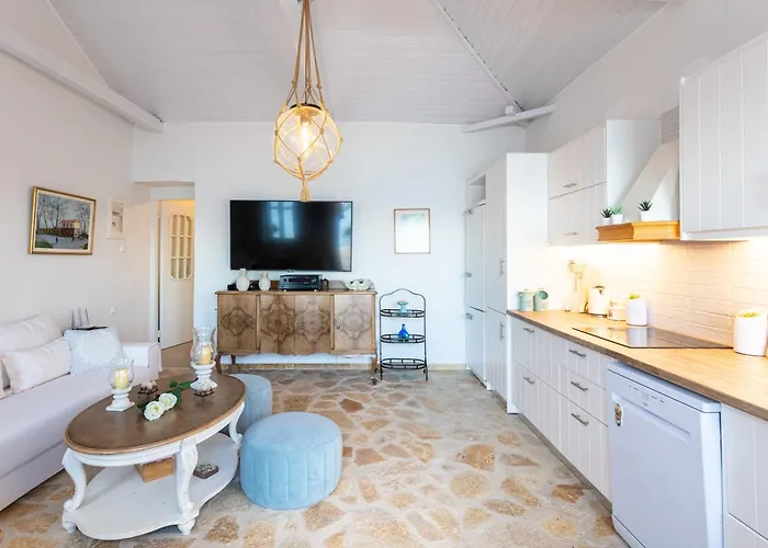 Seafront Evi's Hideaway - Cozy Nest