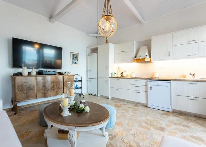 Evi's Seafront Hideaway - Cozy Nest דירה