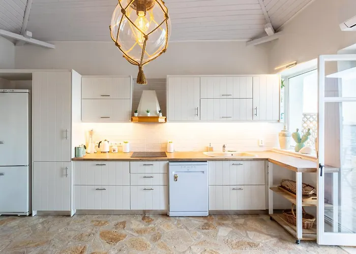 Evi's Seafront Hideaway - Cozy Nest דירה Petalídhion