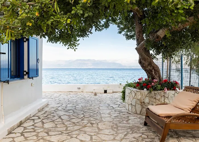 Evi's Seafront Hideaway - Cozy Nest דירה Petalídhion